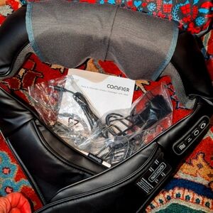 Shiatsu neck and shoulder massager